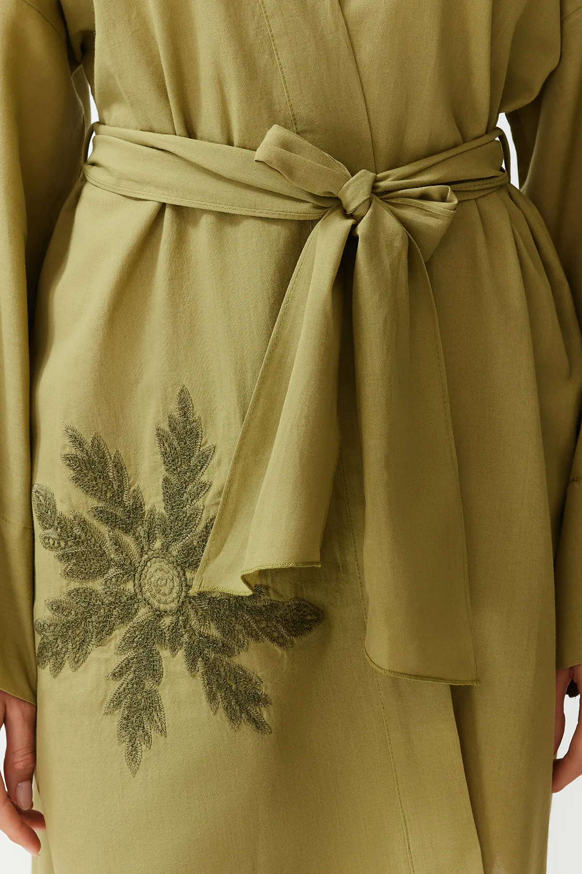 Trendyol Collection  Ölgrüner Mini-Kimono und Kaftan aus 100 % Baumwolle mit Gürtel, Stickereien und Stickereien TBESS24KM00008