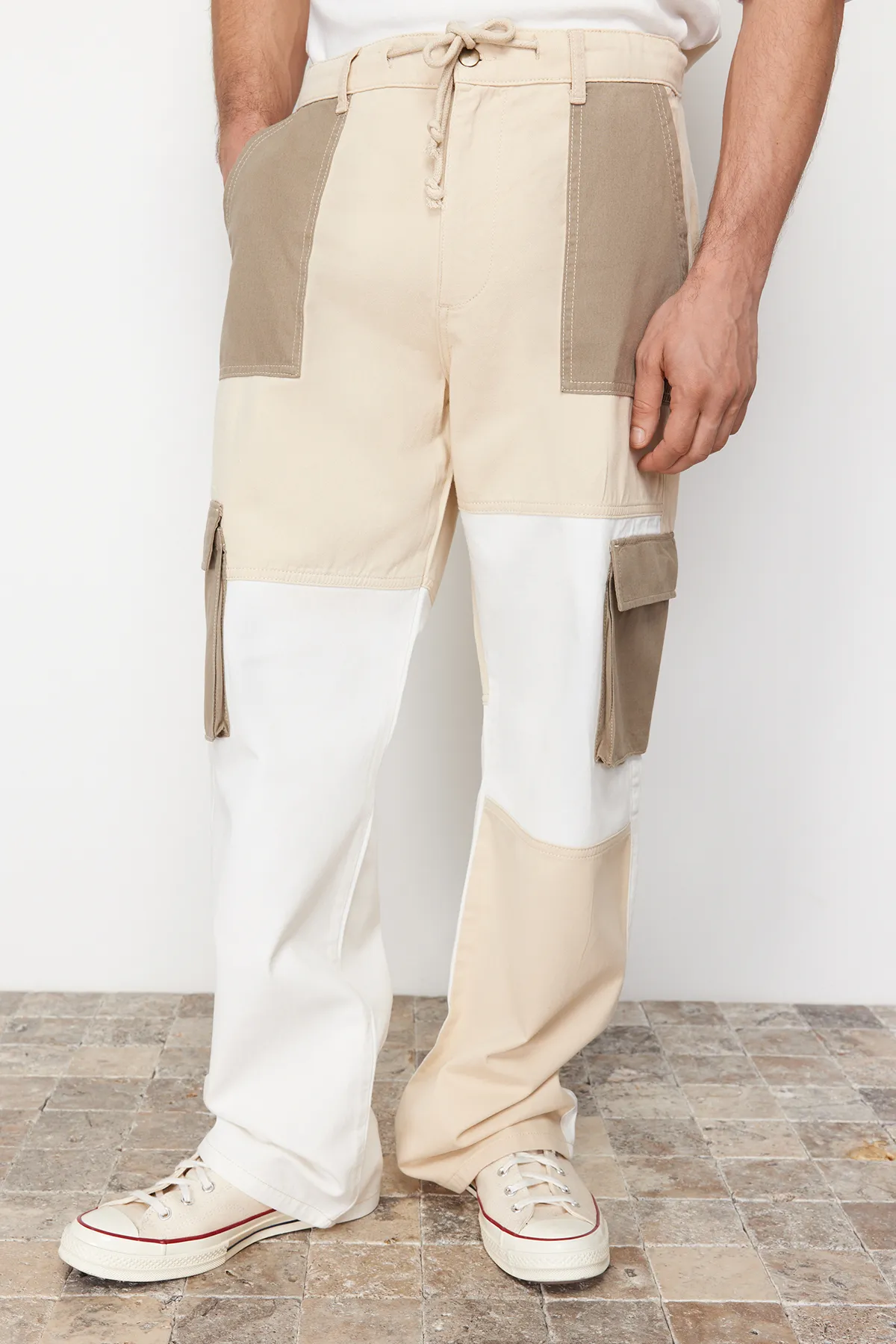 Trendyol Collection  Khakifarbene Cargohose mit lockerer Passform und Farbblock in limitierter Auflage TMNSS24PL00008
