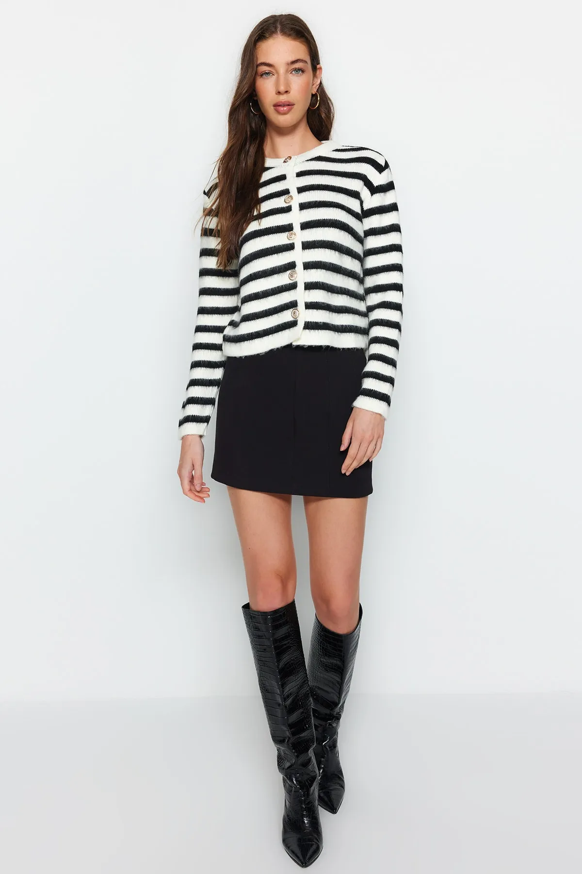 Trendyol Collection  Ecrufarbene Strickjacke mit weicher Struktur und Streifen TWOAW24HI00040
