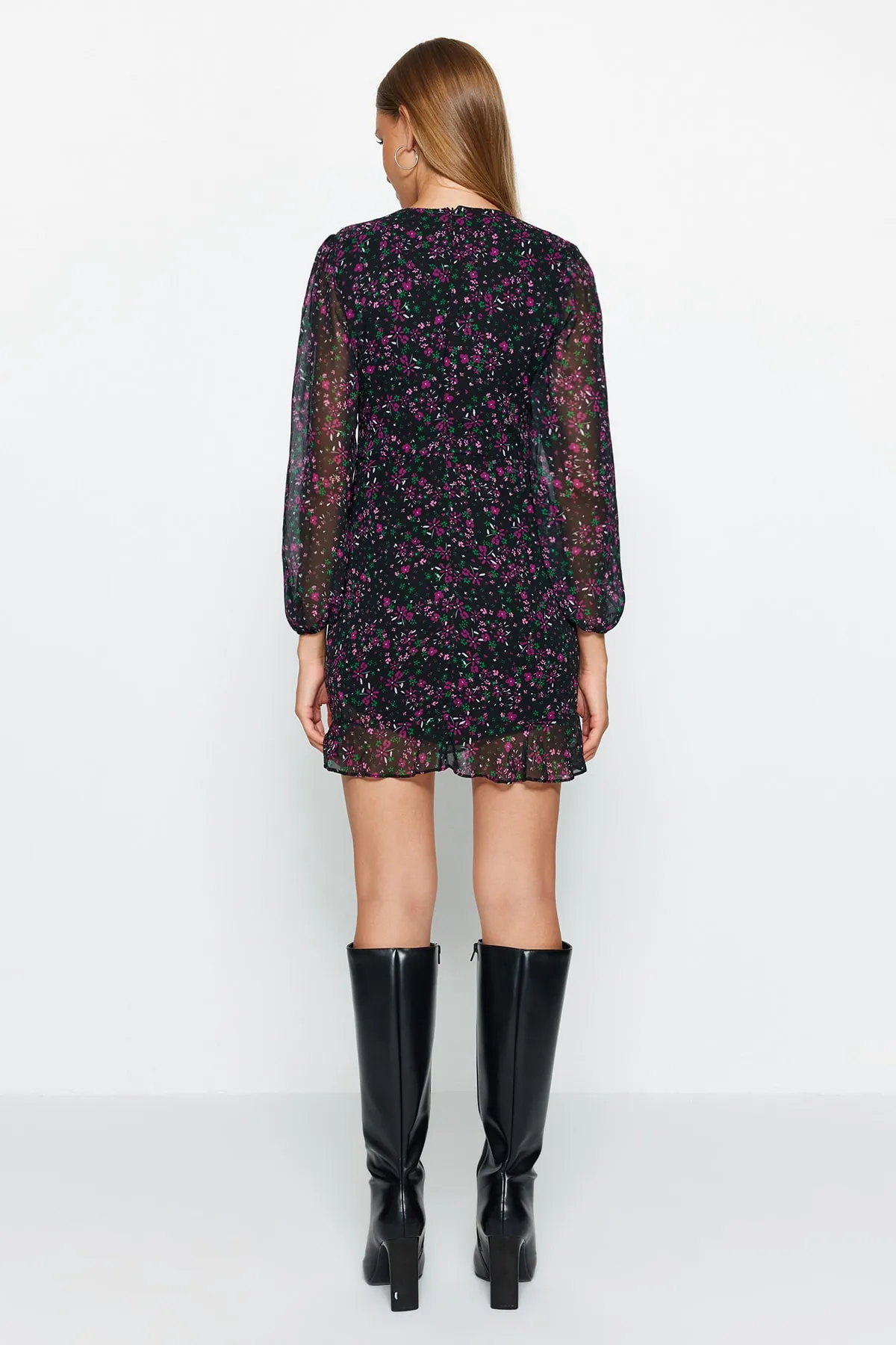Trendyol Collection  Rosa Rock-detailliertes Webkleid TWOAW22EL0700