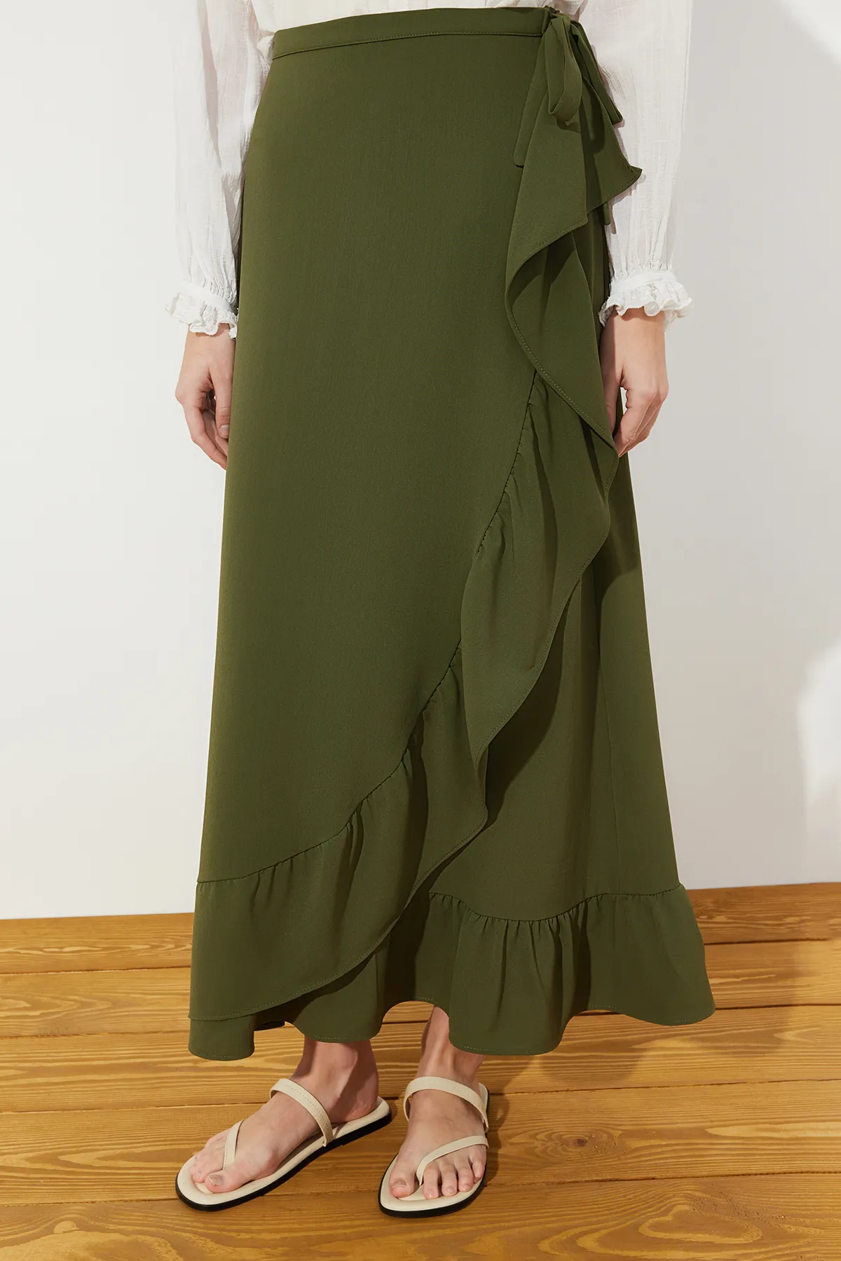 Trendyol Modest  Dunkelkhakifarbener Wickelrock mit Volant und Webmuster TCTSS21ET0579