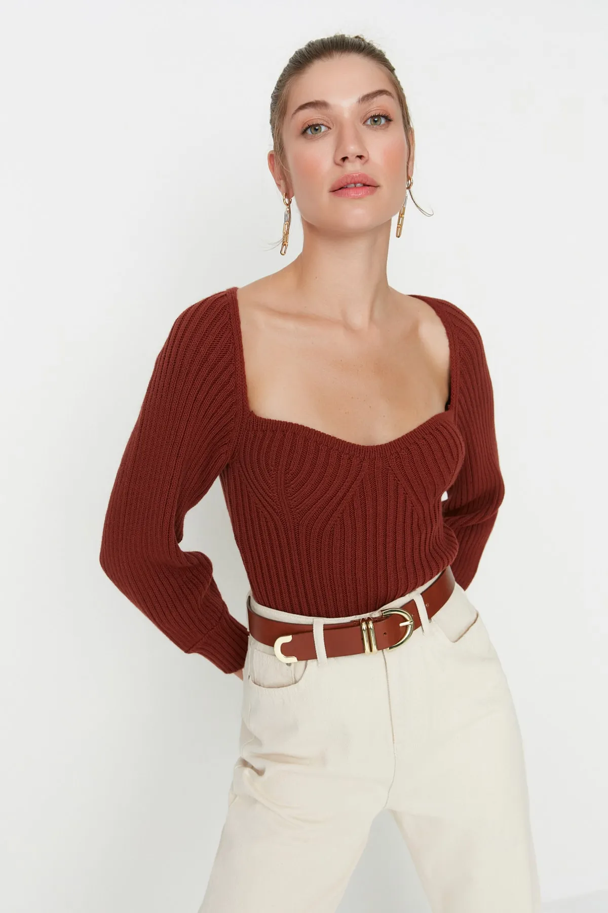 Trendyol Collection  Brauner kurzer Strickpullover mit Herzkragen TWOAW22KZ1760
