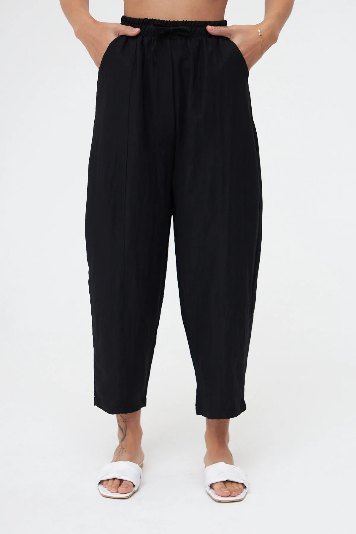 Laluvia  Schwarze Ayrobin Shalwar-Hose mit Taschen