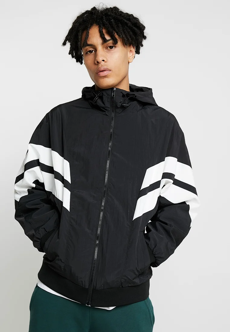 Chaqueta deportiva con paneles arrugados de Urban Classics - Chaqueta ligera