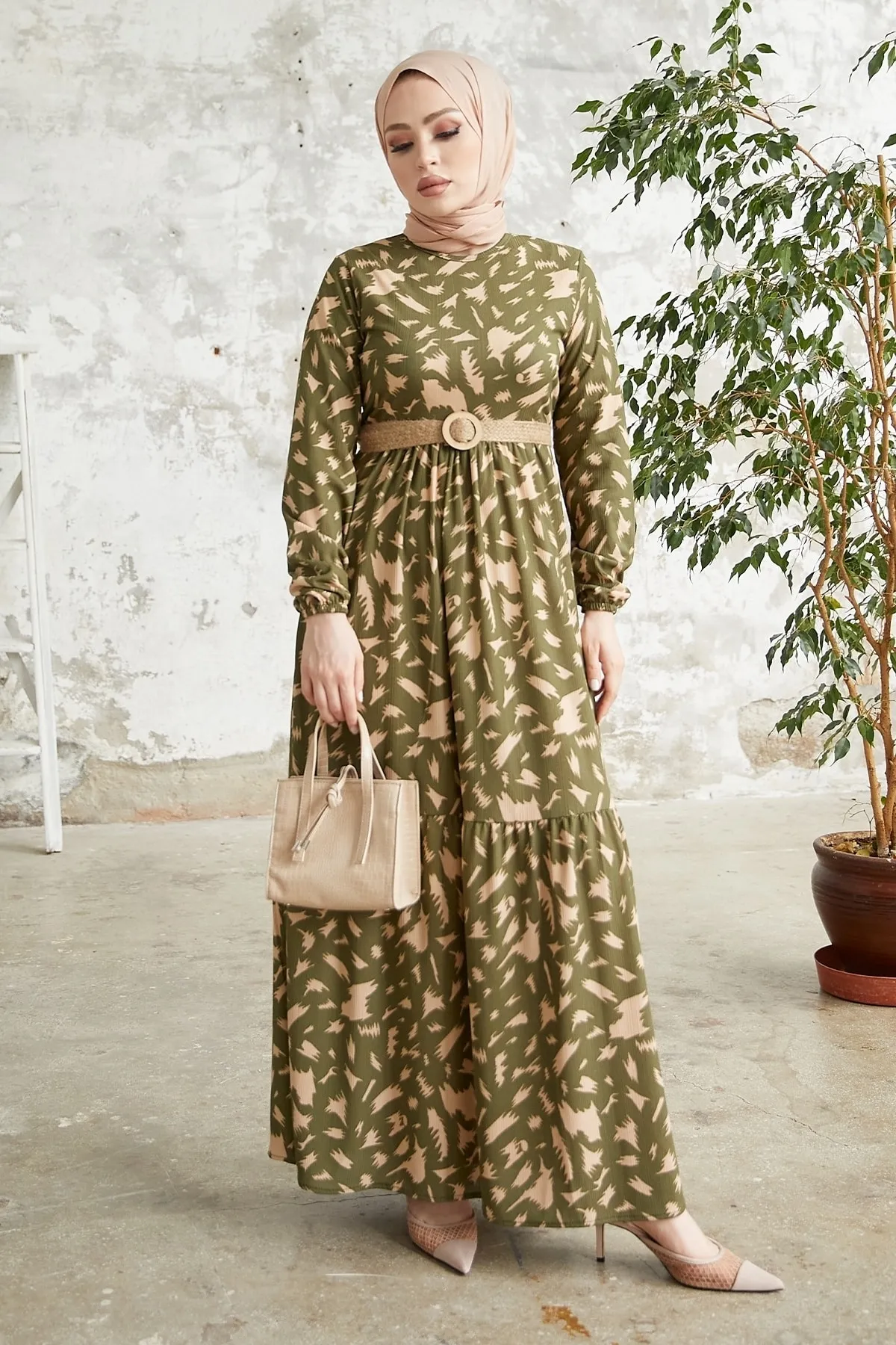 InStyle  Rena Kleid mit Strohgürtelmuster – Khaki