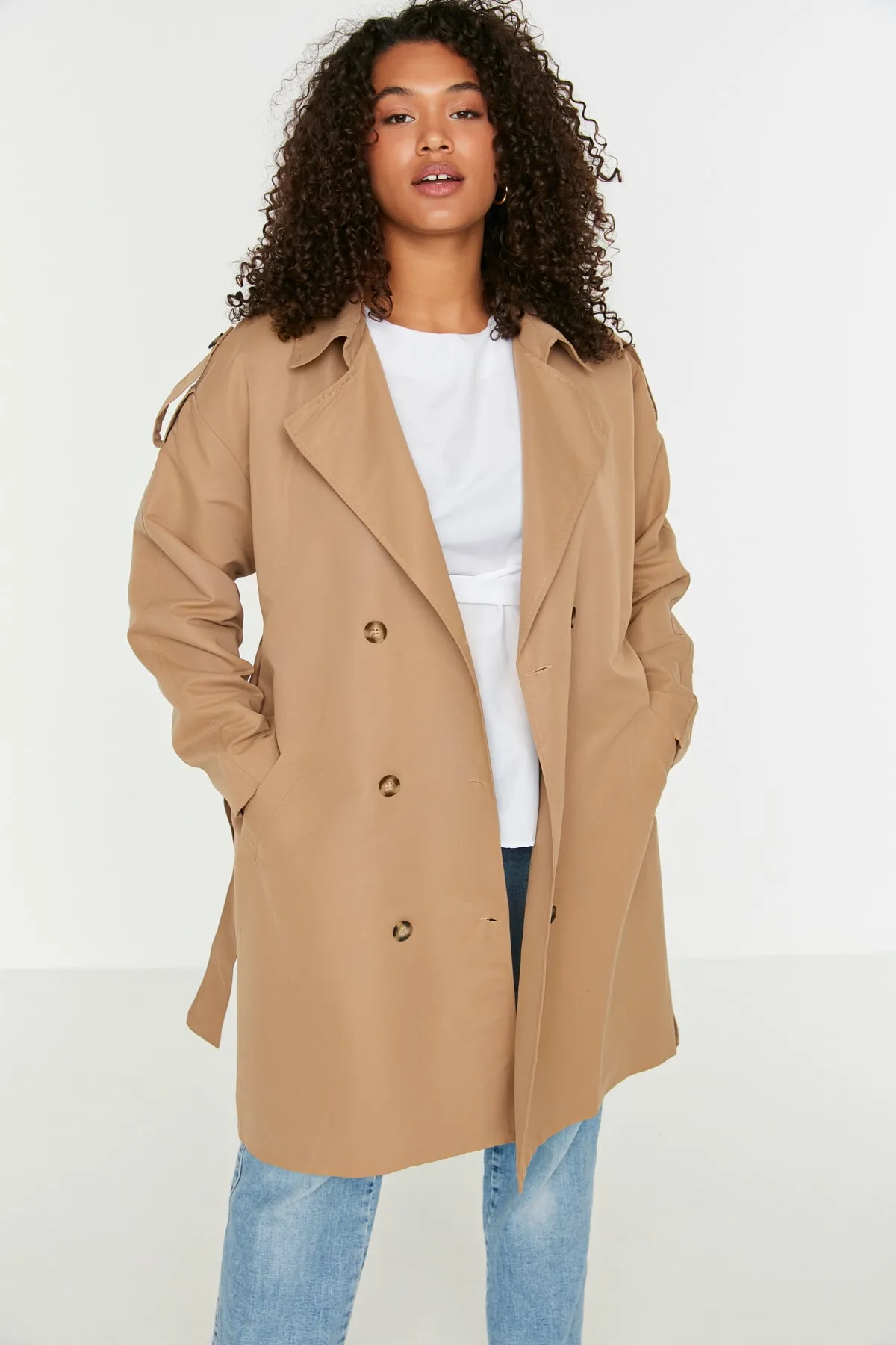 Trendyol Curve  Kamelfarbener Trenchcoat mit Schulterklappen, detailliertem Jackenkragen und Gürtel und breiter Passform