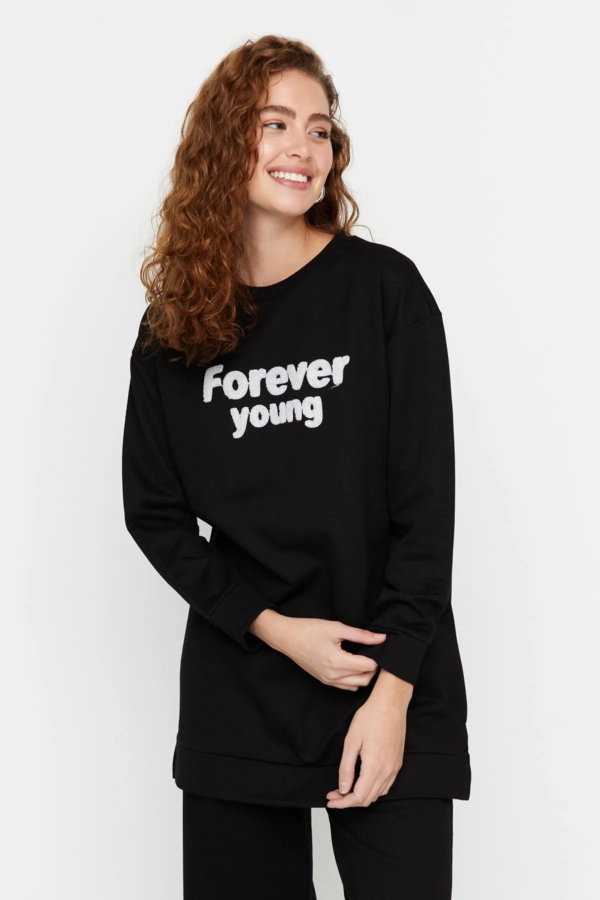 Trendyol Modest  Schwarzes, weiches, flauschiges Strick-Trainingsanzug-Set mit Slogan-Print TCTAW23EN00063