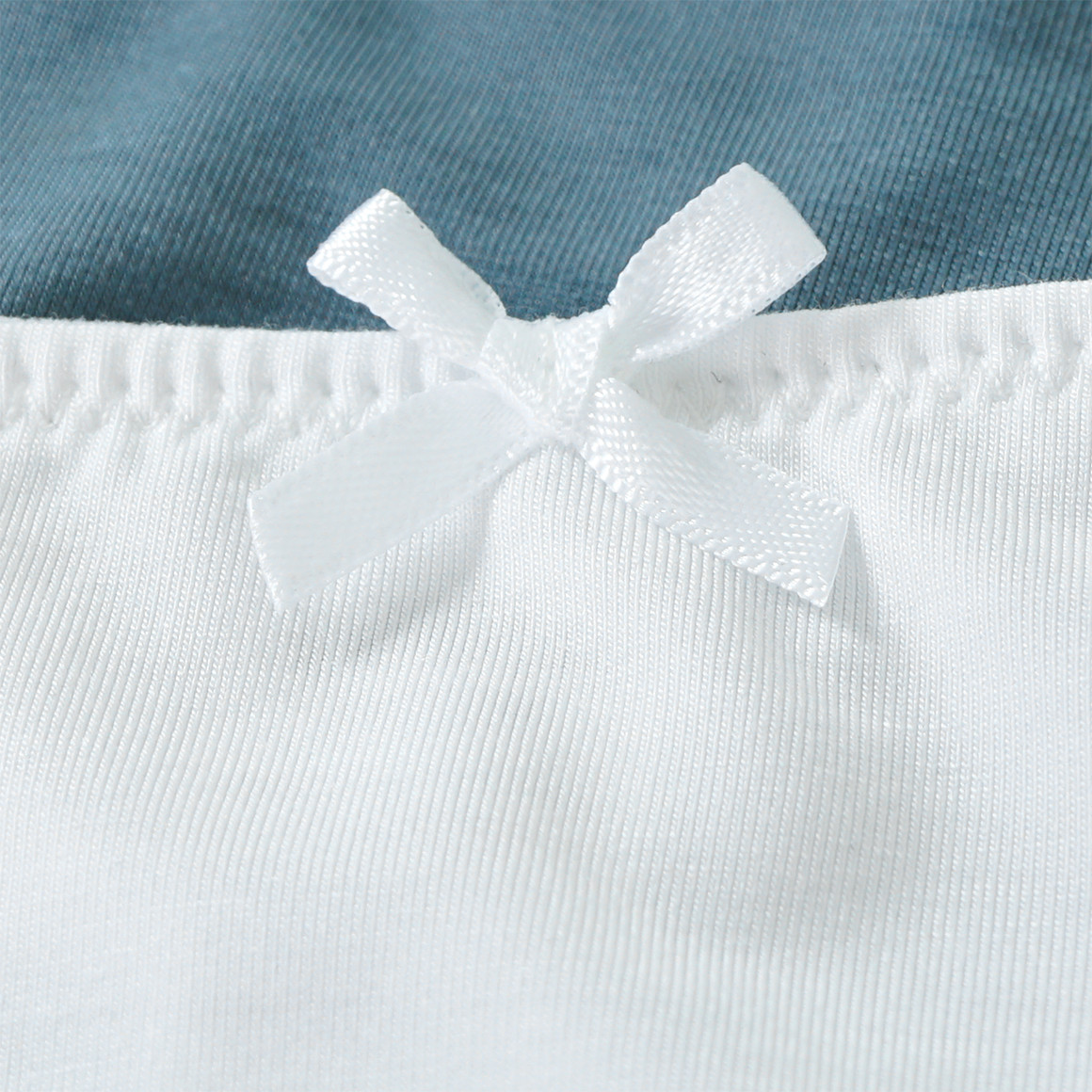 2 Damen Strings mit Spitzeneinsatz