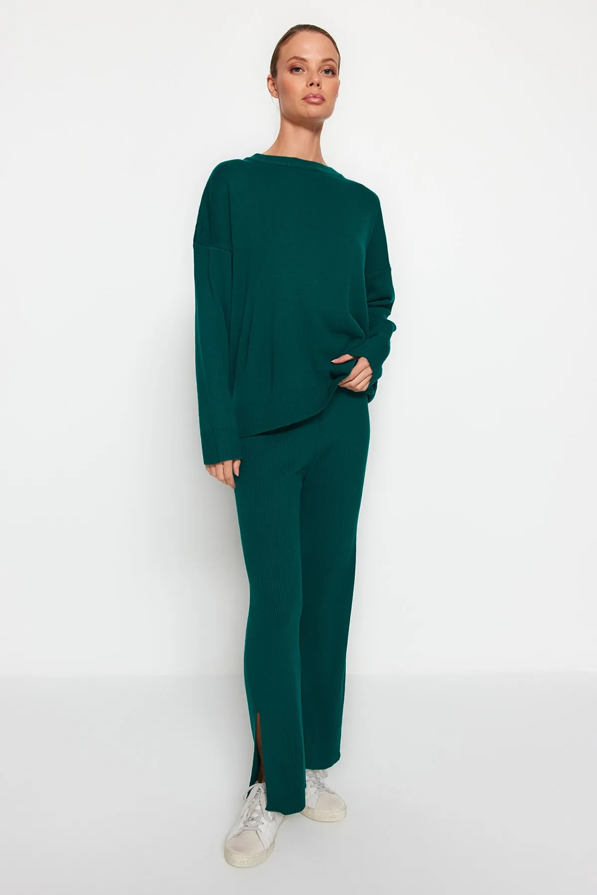 Trendyol Collection  Smaragdgrünes, weit geschnittenes Basic-Hosen-Set aus Strickoberteil und -unterteil TWOAW22AU0040