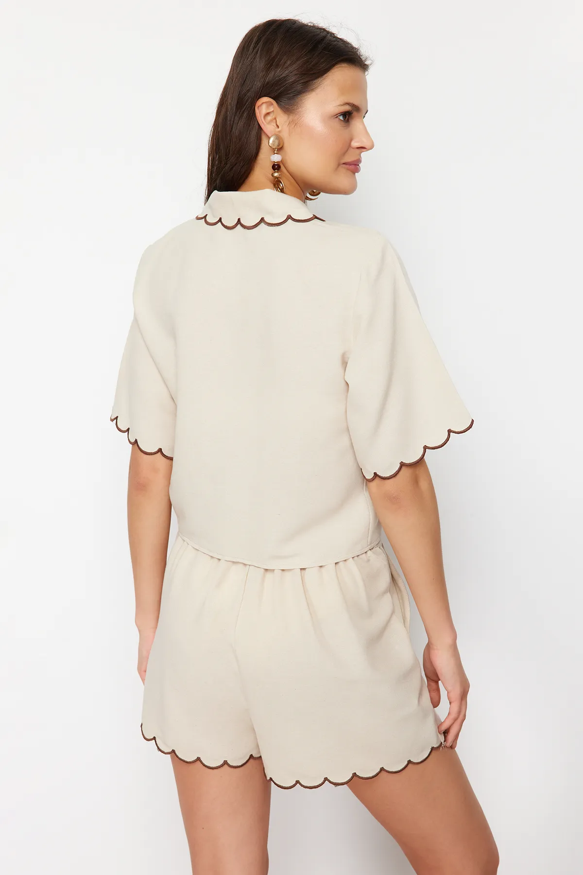 Trendyol Collection  Beige gewebtes Hemd-Shorts-Set aus Leinenmischung TBESS24AU00027