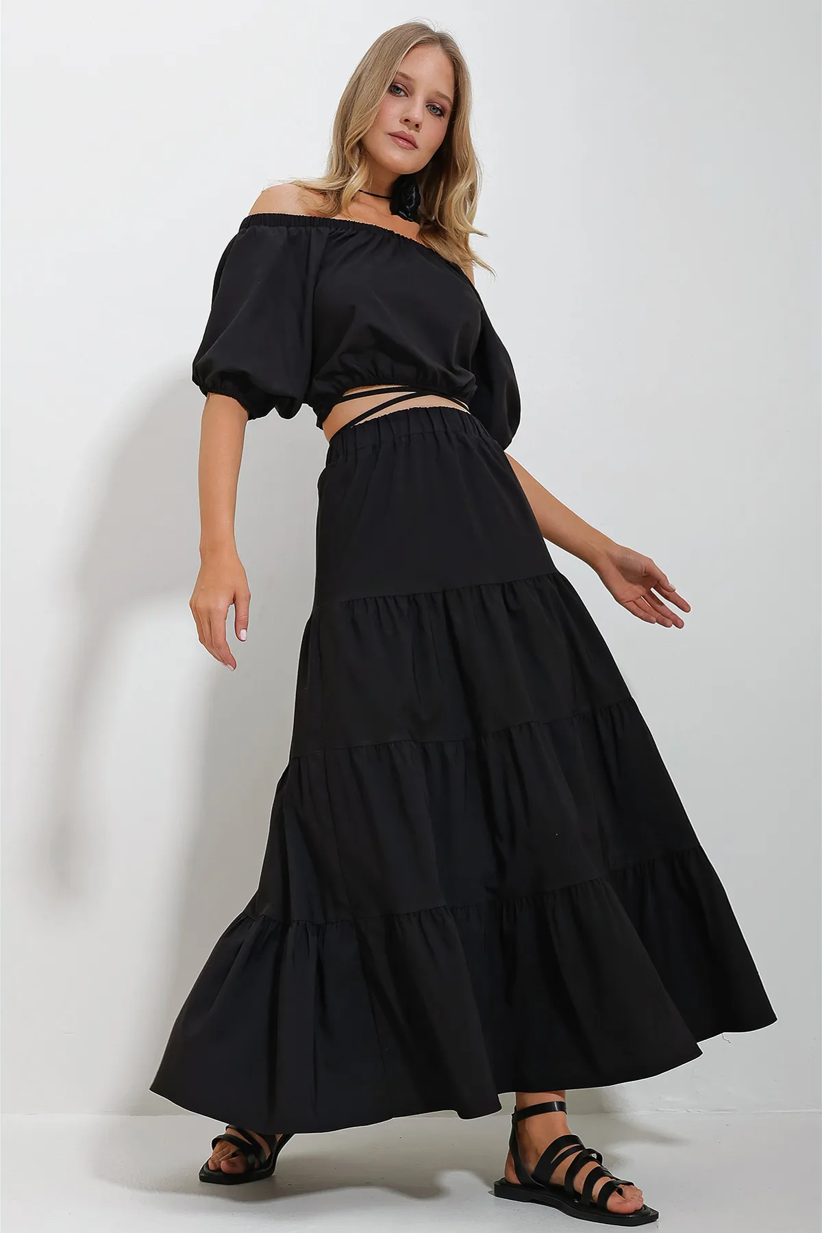 Trend Alaçatı Stili  Schwarze kurze Bluse mit Madonna-Kragen und gerafftem, gefüttertem Rock aus Popeline für Damen ALC-X11649