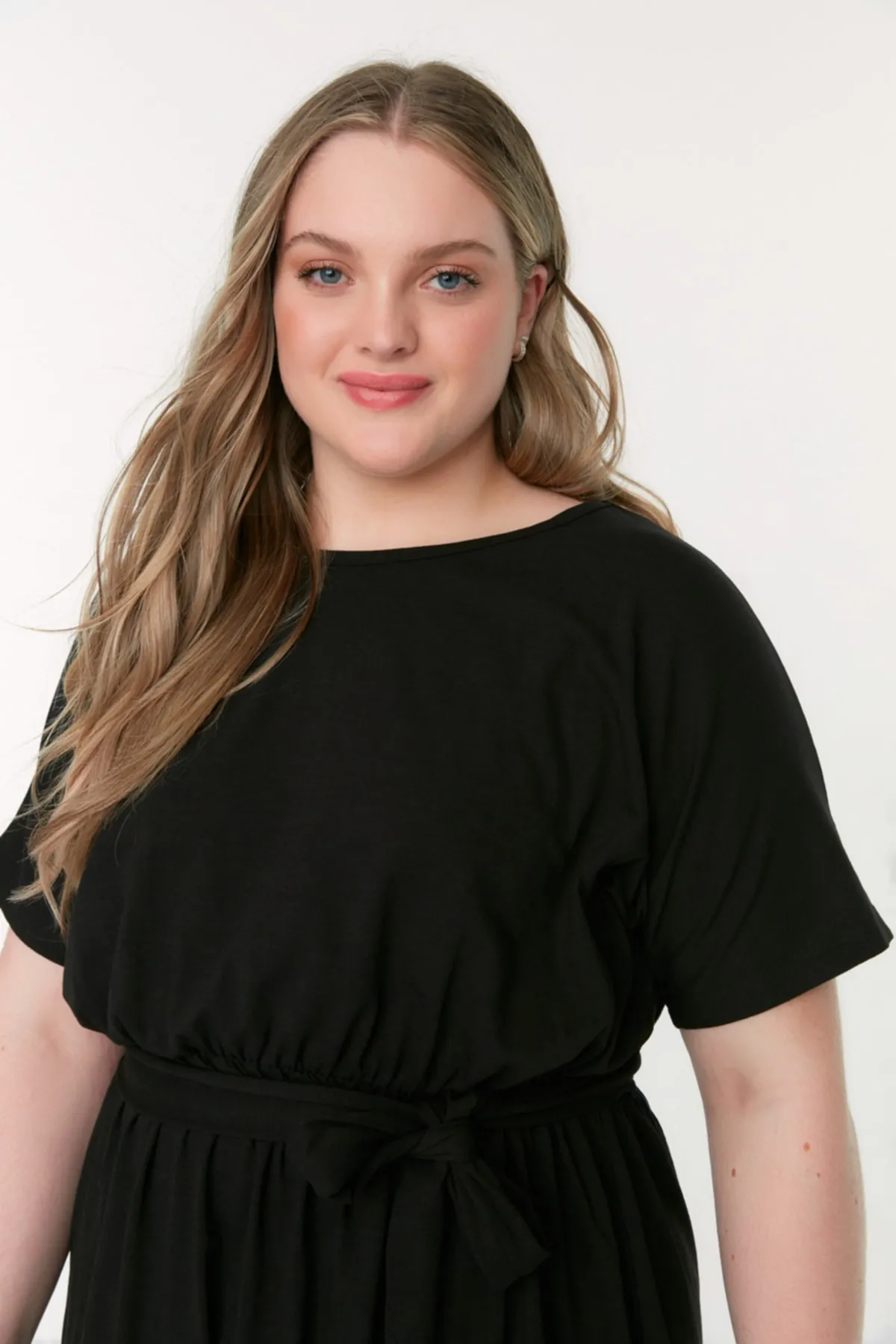 Trendyol Curve  Schwarzes Strickkleid mit Rundhalsausschnitt und Gürtel TBSSS22AH0242