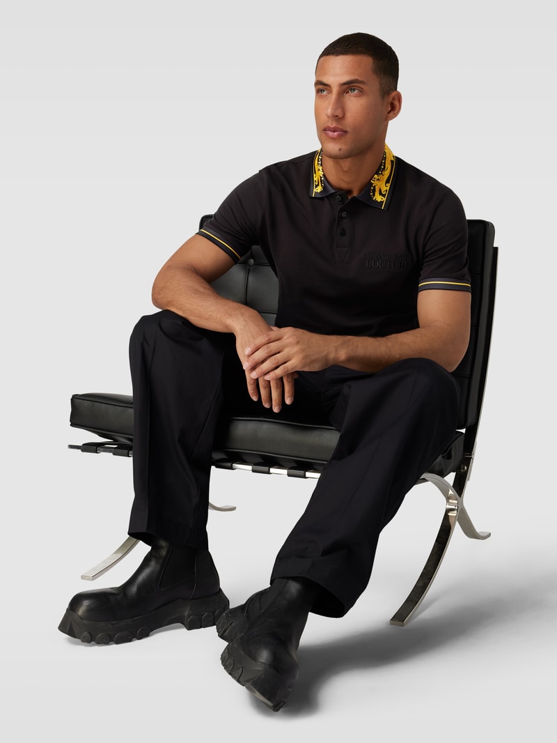 Poloshirt mit Kontraststreifen in schwarz