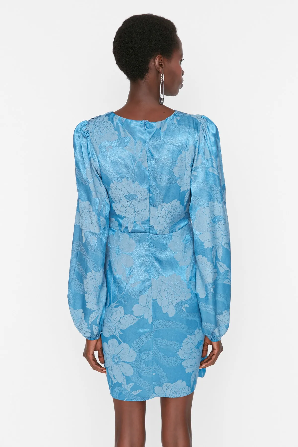 Trendyol Collection  Elegantes Abendkleid mit blauen Knöpfen und Details TPRSS20EL1519