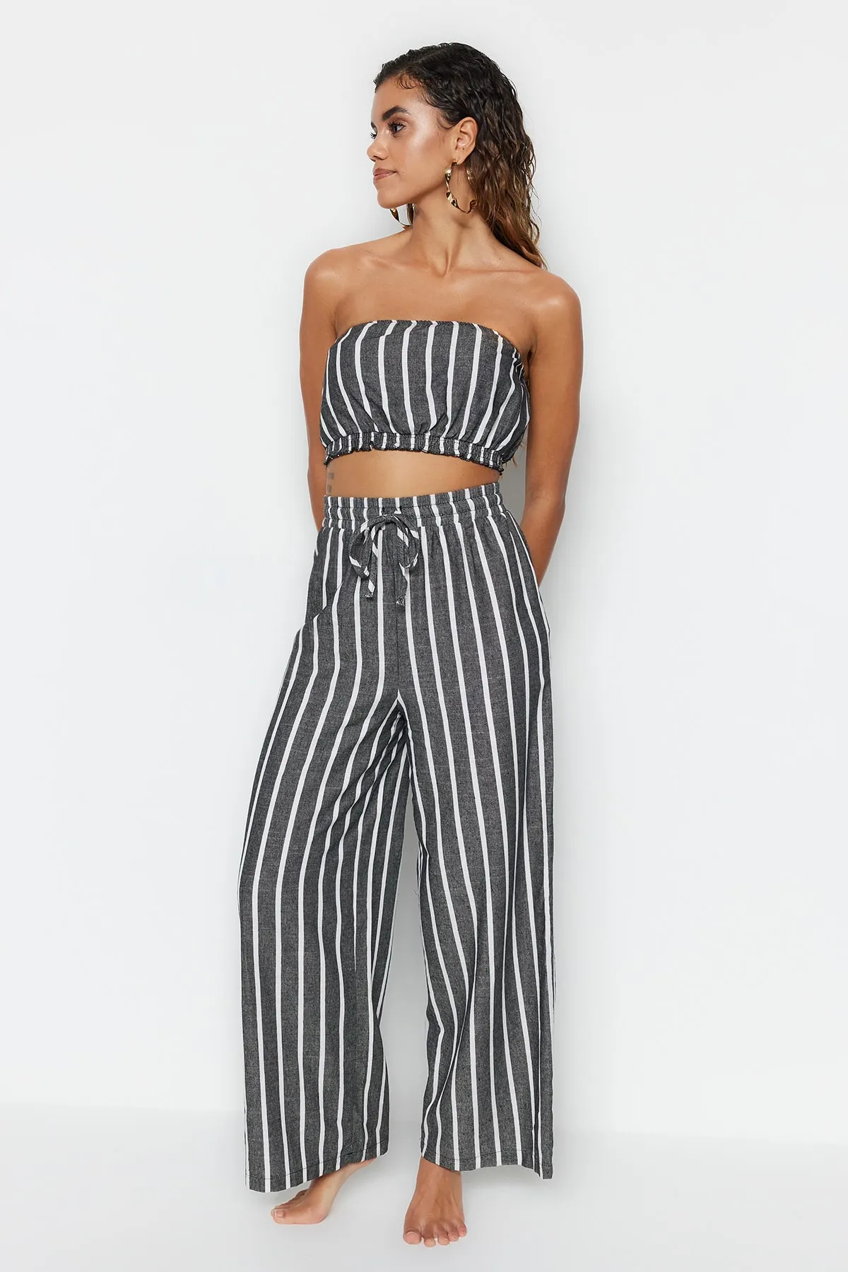 Trendyol Collection  Gestreiftes gewebtes Blusen-Hosen-Set TBESS23AU00001