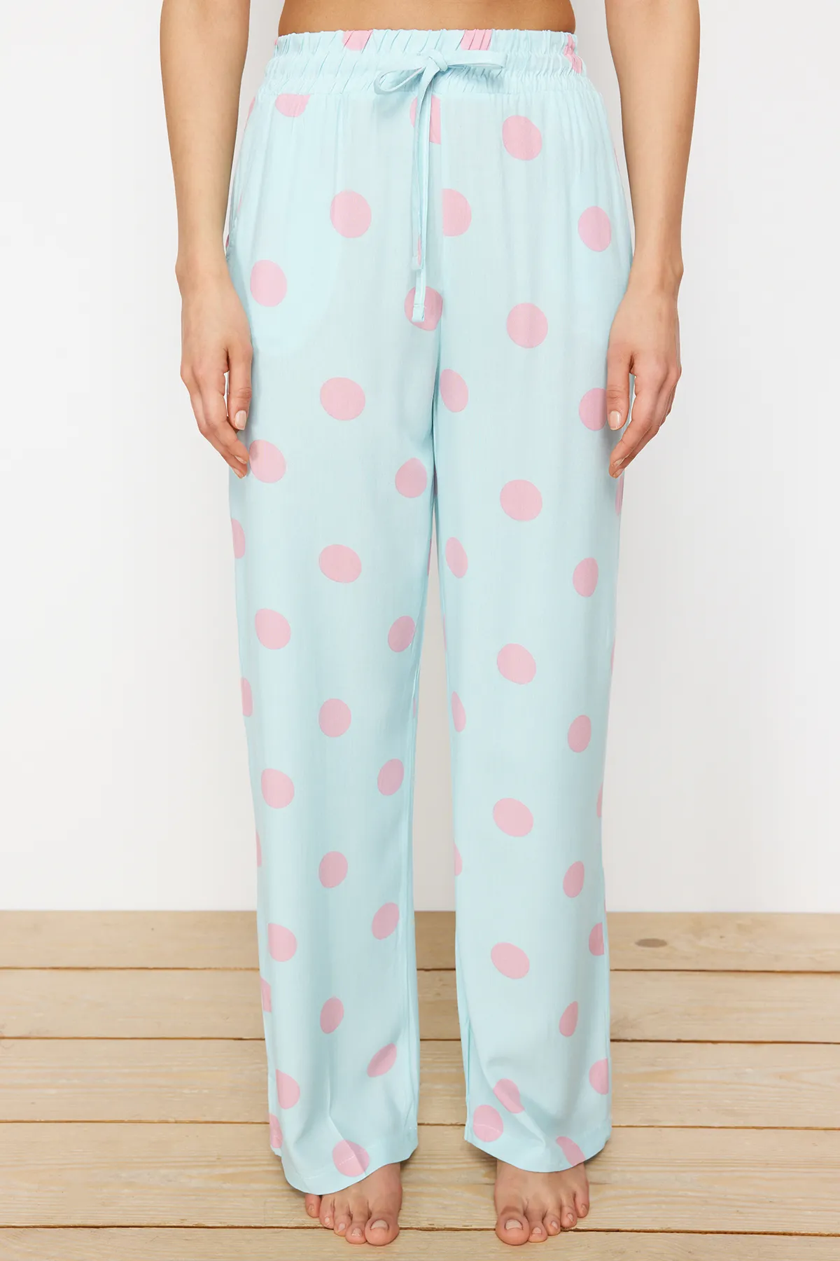 Trendyol Collection  Blau-bunte Polka Dot Schnürung Detaillierte Pyjamahose aus Viskosegewebe THMSS24PJ00032