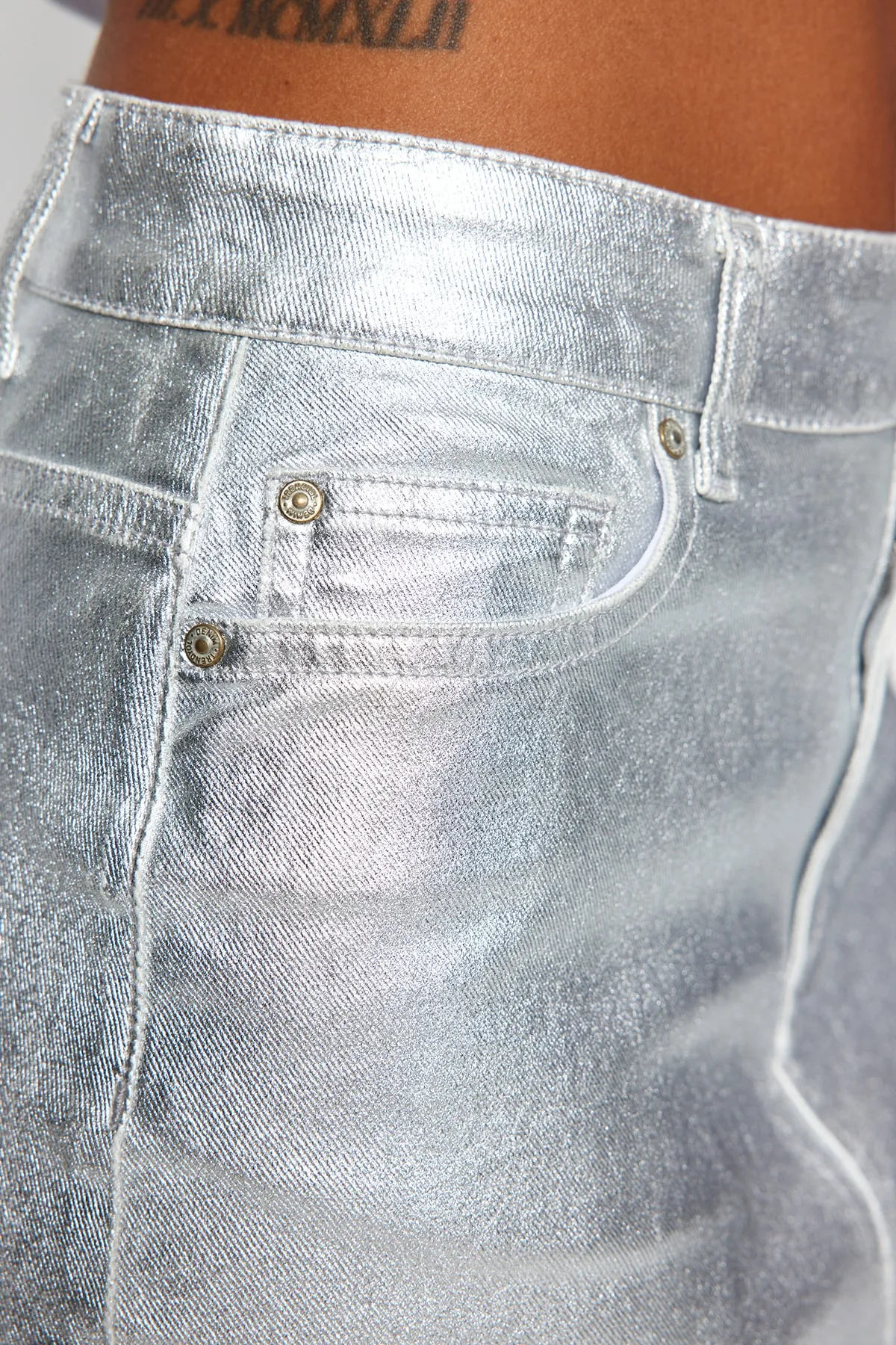 Trendyol Collection  Silberner Maxi-Jeansrock mit Schlitz und glänzendem Metallic-Print TWOAW24ET00134