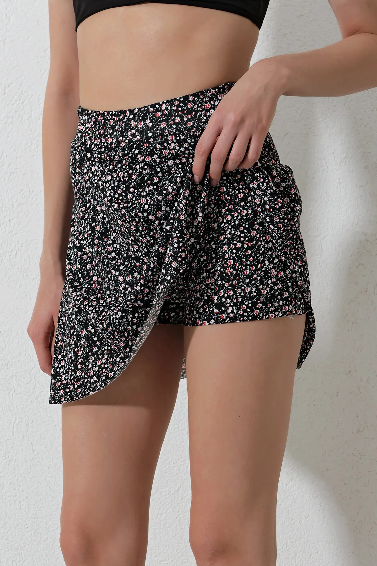 Trend Alaçatı Stili  Schwarzer Shorts-Rock mit Blumenmuster für Damen ALC-X11908
