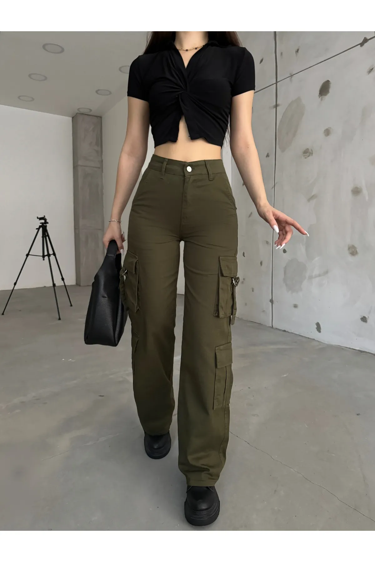 BİKELİFE  Khakifarbene Cargohose mit hohem Bund und mehreren Taschen und weitem Bein