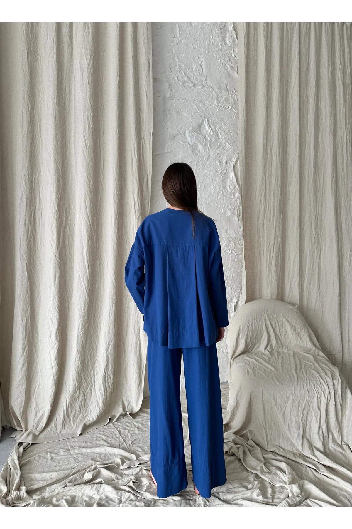 Laluvia  Indigofarbenes Leinen-Hose-Hemd-Set mit zwei Beinen