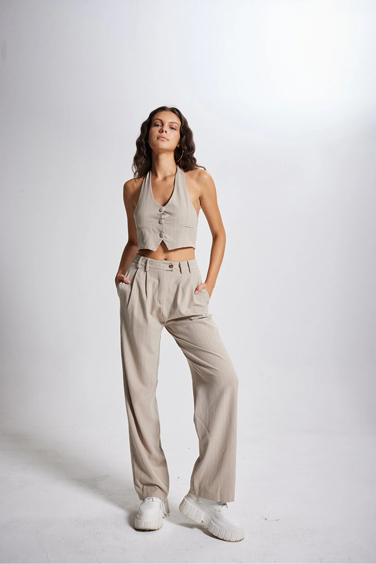 HOLLY LOLLY  Gestreifte Stoffhose mit hoher Taille in Beige
