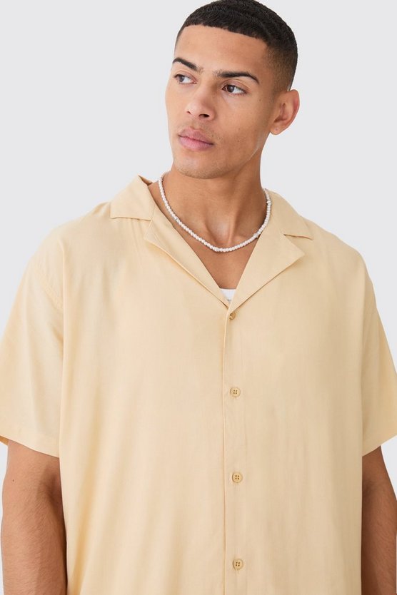 Oversize Viskose-Hemd und Shorts