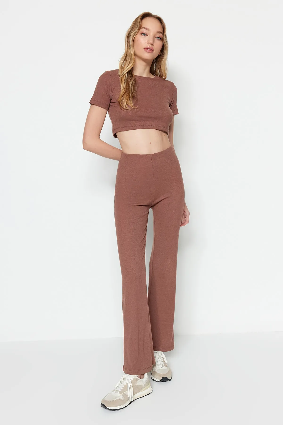 Trendyol Collection  Braunes, kurzes Set aus geripptem, flexiblem Strickoberteil und -unterteil mit Rundhalsausschnitt TWOSS21AU0160