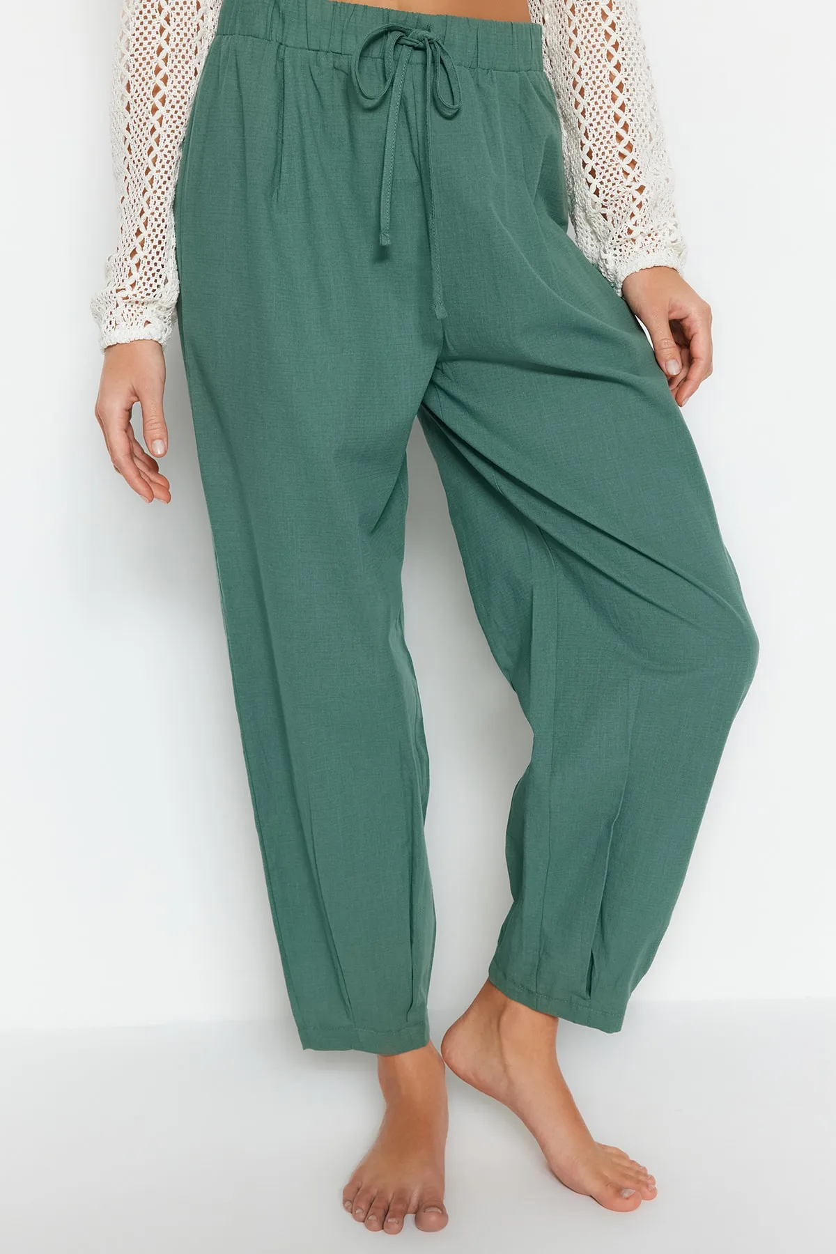 Trendyol Collection  Khakifarbene, gewebte Hose aus 100 % Baumwolle TBESS23PL00015