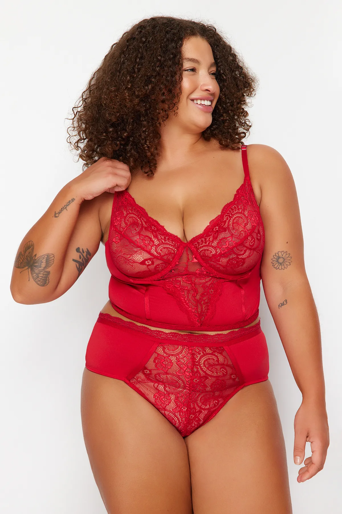 Trendyol Curve  Detaillierte Bustier-Höschen-Unterwäsche-Sets mit roter Spitze TBBSS23DG00000
