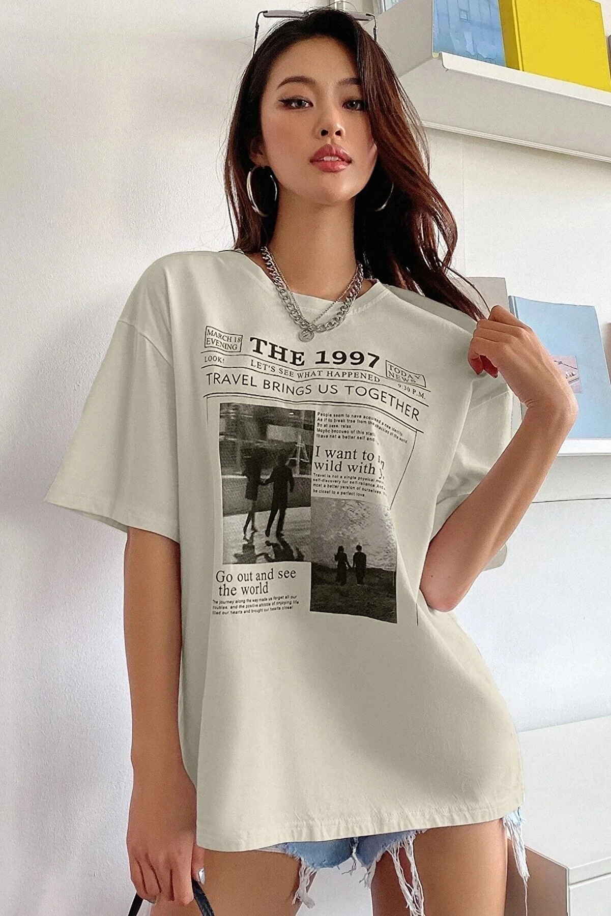 MODAGEN  Beiges bedrucktes Oversize-T-Shirt „The 1997“ für Damen