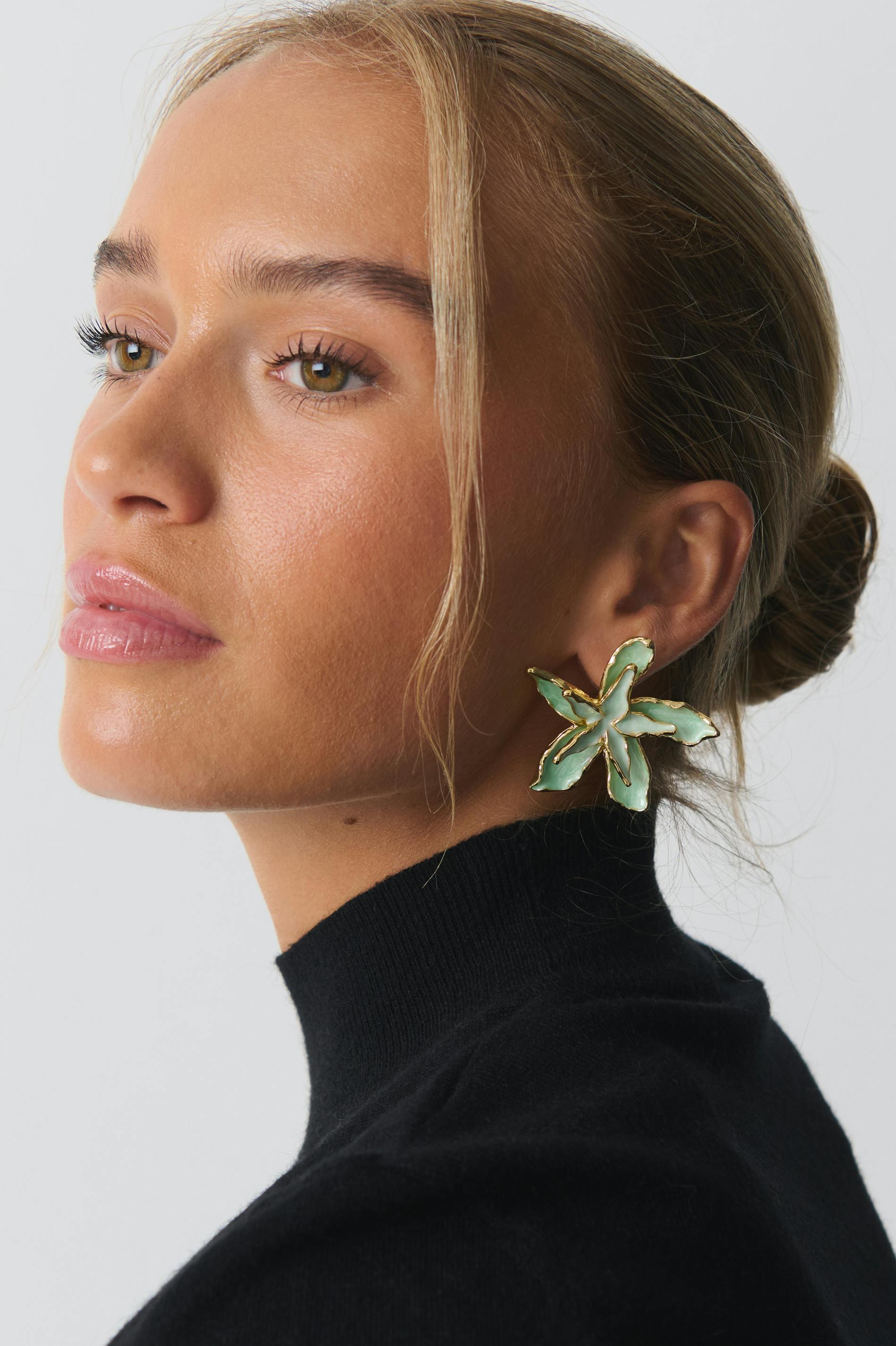 Flower stud earrings