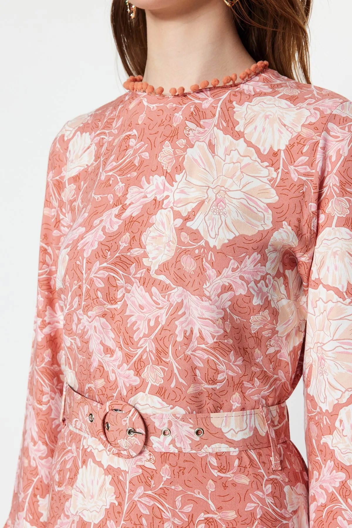 Trendyol Modest  Gewebtes Kleid mit Gürtel und Muster aus getrockneten Rosenblüten TCTSS23EB00189