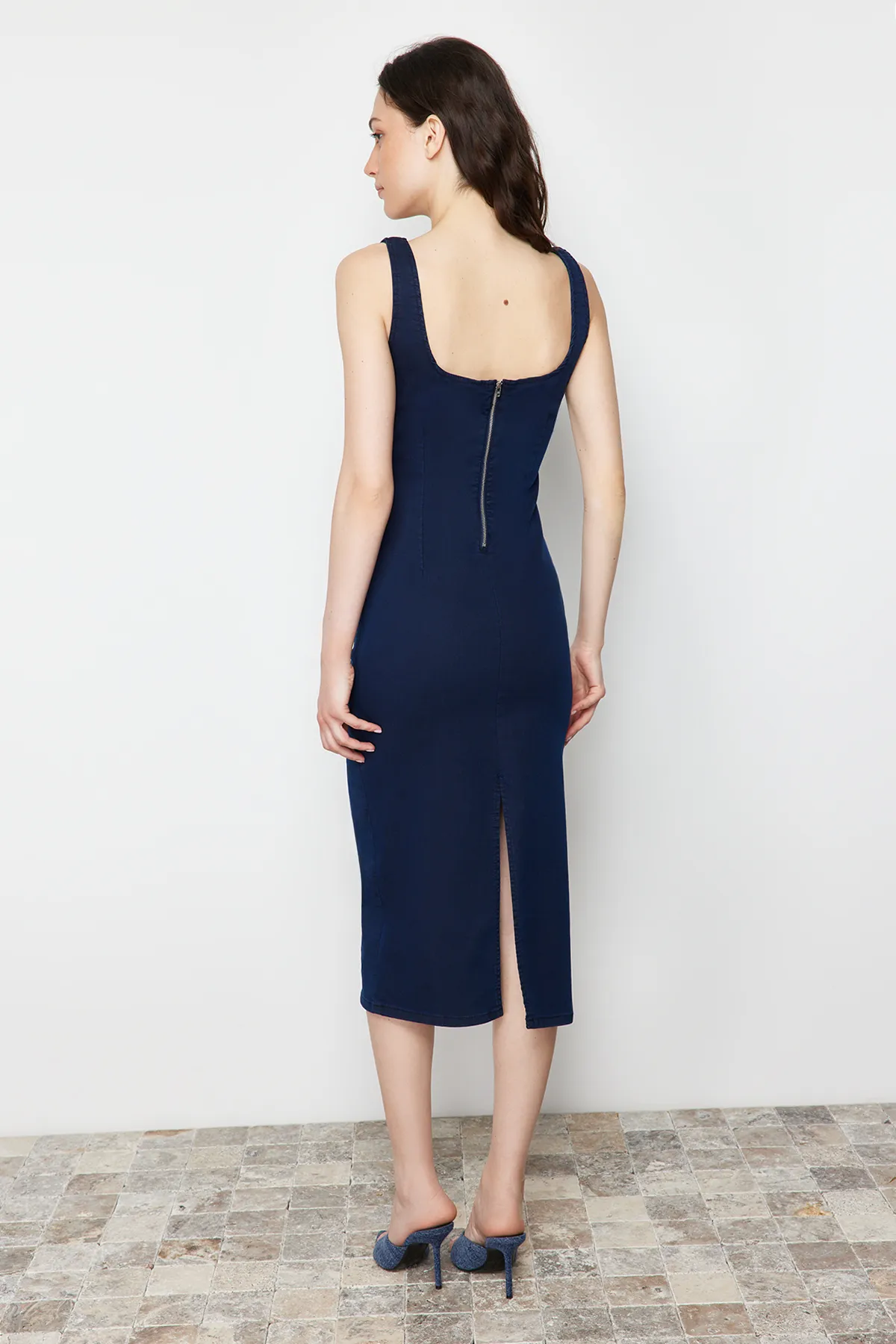 Trendyol Collection  Dunkelblaues Denim-Midikleid mit detaillierten Nähten TWOSS24EL00380
