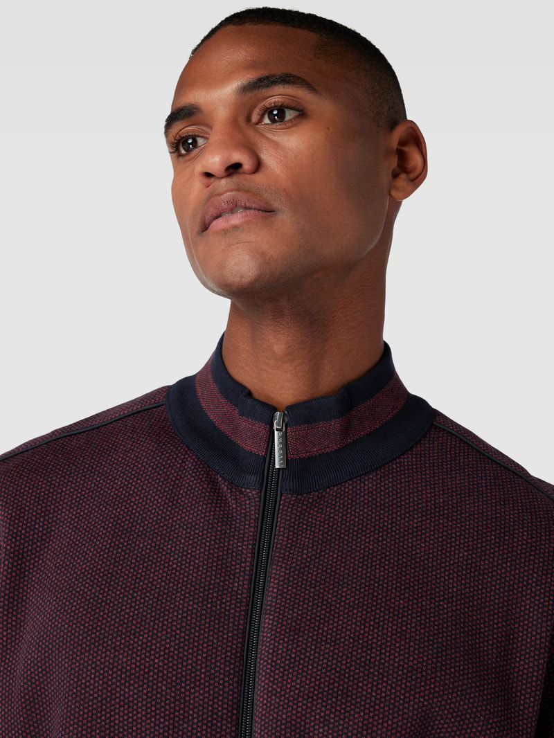 Sweatjacke mit Stehkragen und Reißverschlusstaschen in bordeaux rot