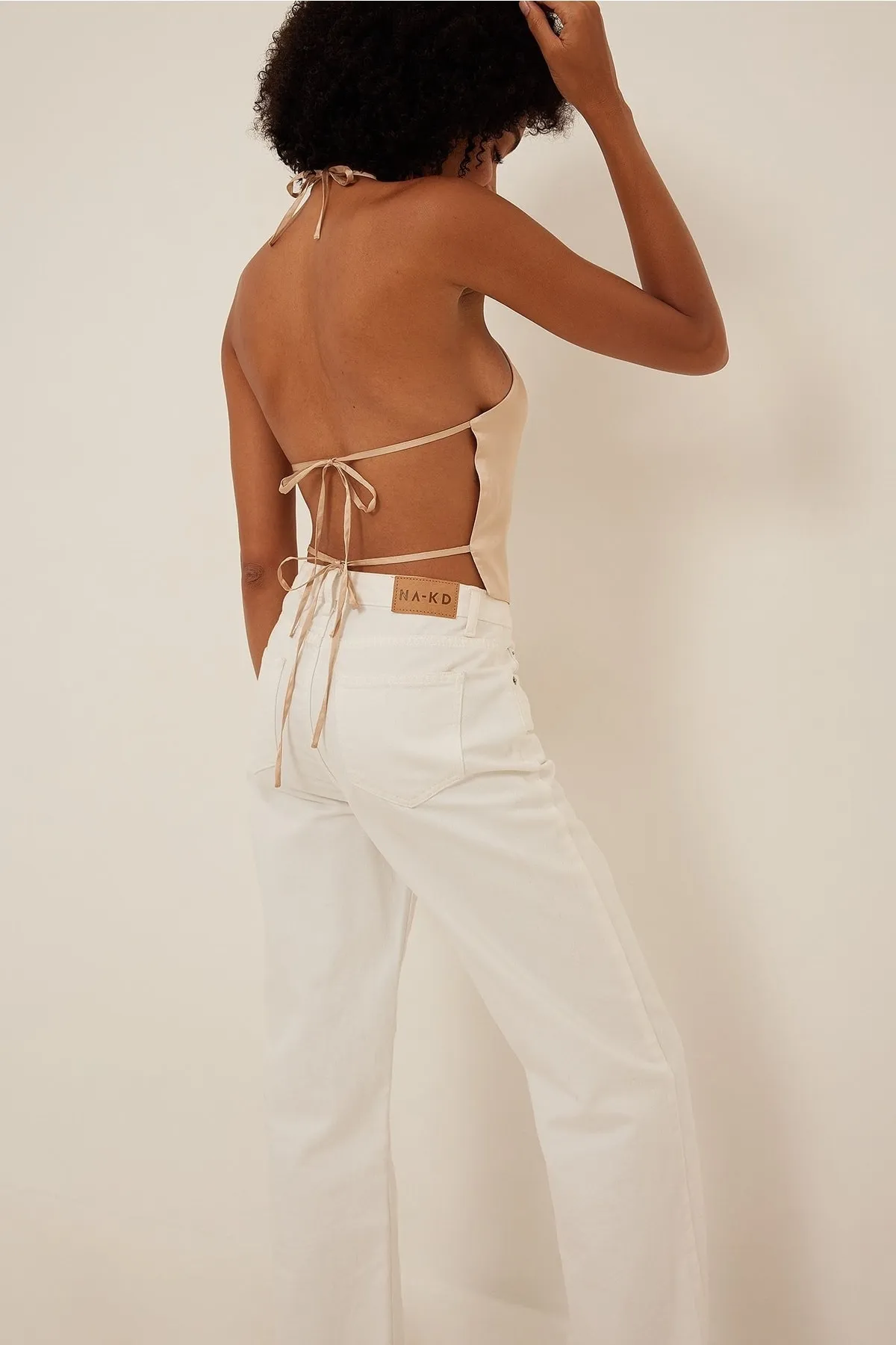 NA-KD  Neckholder-Crop-Top aus Satin mit Binderücken