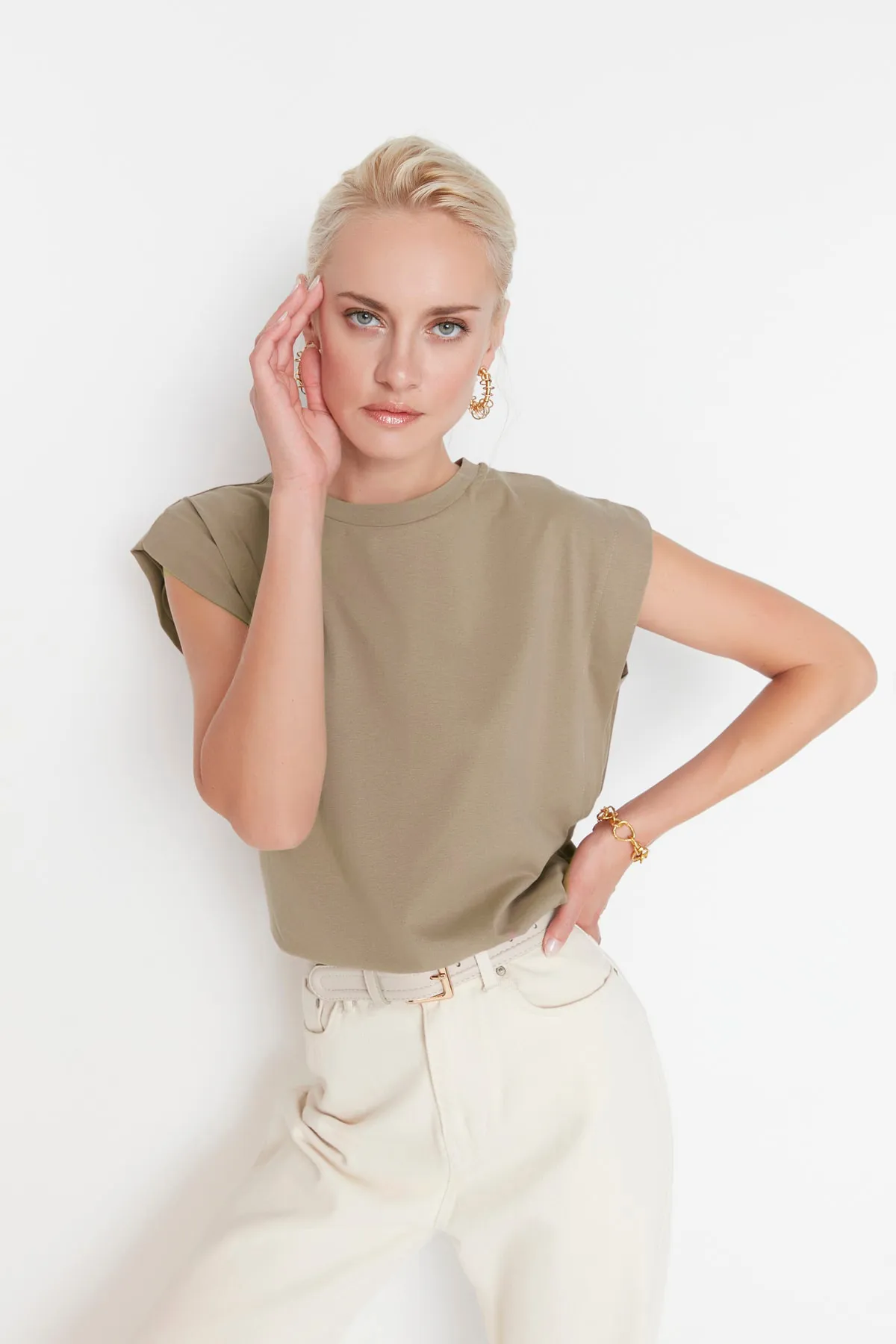 Trendyol Collection  Nerzfarbenes Basic-Strick-T-Shirt mit Rundhalsausschnitt aus 100 % Baumwollwatte TWOSS20TS0021