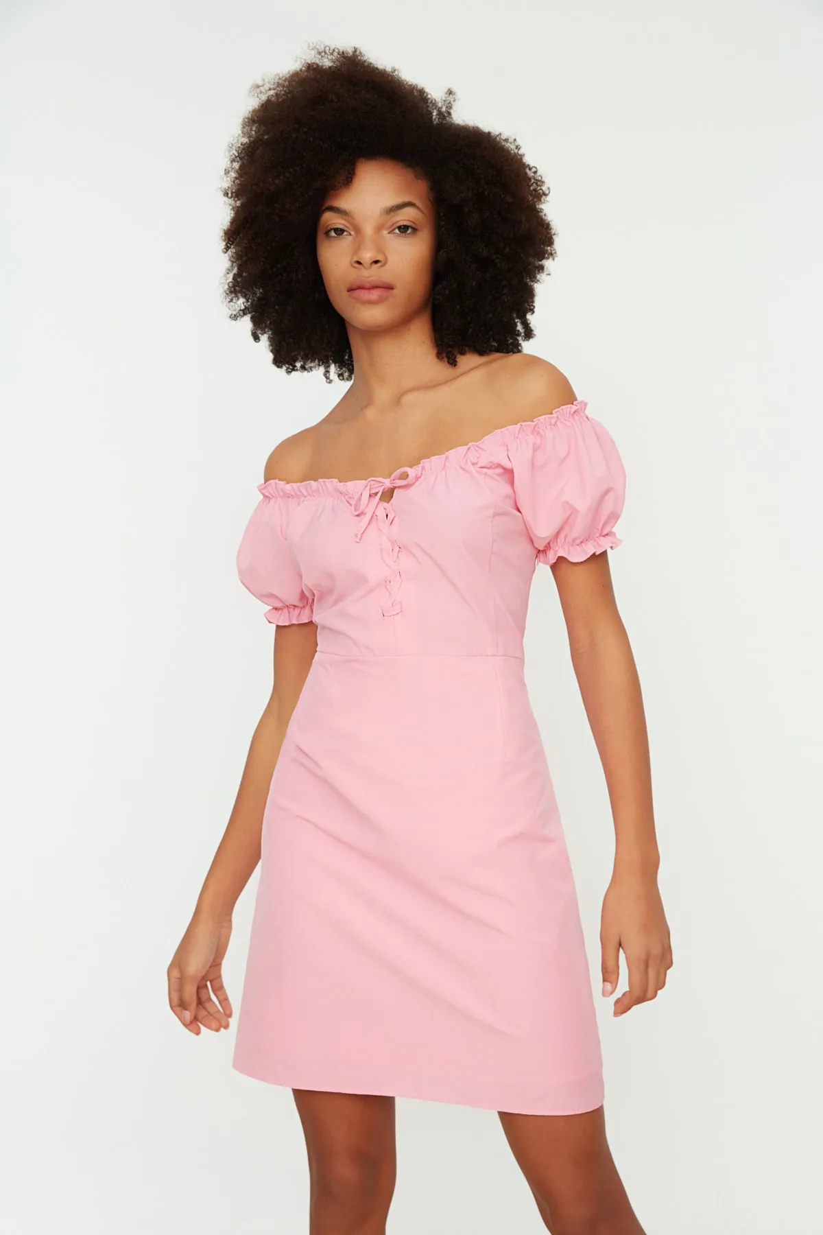 Trendyol Collection  Rosafarbenes, figurbetontes, gefüttertes Mini-Webkleid mit Bindedetail TWOSS20EL2206