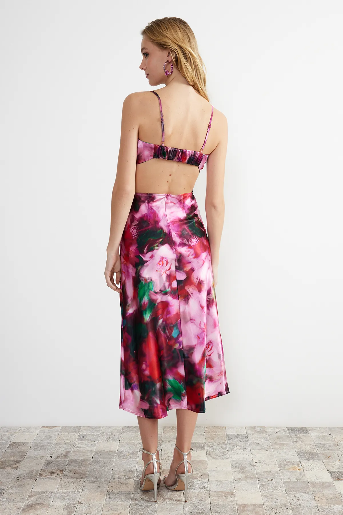 Trendyol Collection  Stilvolles Abendkleid aus gewebtem Satin mit Blumenmuster - Rosa und farbenfroh, TPRSS23EL00305