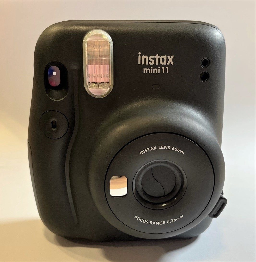 FUJIFILM Instax Mini 11 Charcoal-Gray inklusive Film mit 10 Aufnahmen Sofortbildkamera