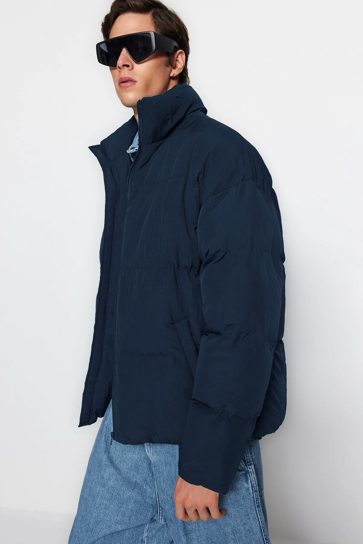 Trendyol Collection  Marineblaue Unisex-Pufferjacke in Oversize-Passform mit Stehkragen TMNAW24MO00003