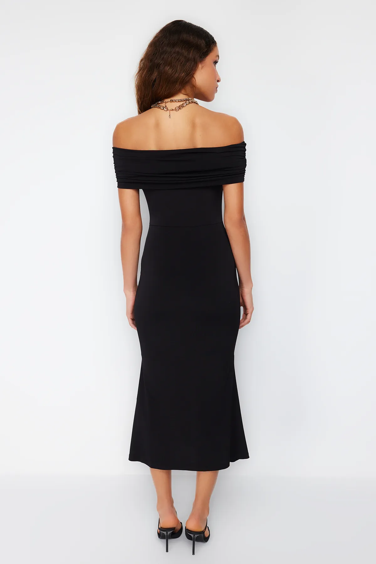 Trendyol Collection  Schwarzes, figurbetontes, gestricktes, elegantes Abendkleid TPRSS24EL00113