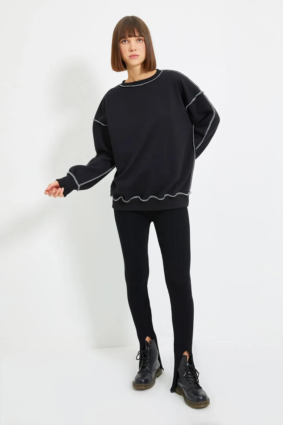 Trendyol Collection  Schwarzes Regular/Normal Fit Baumwoll-Sweatshirt mit dickem Fleece-Innenfutter TWOAW22SW0267