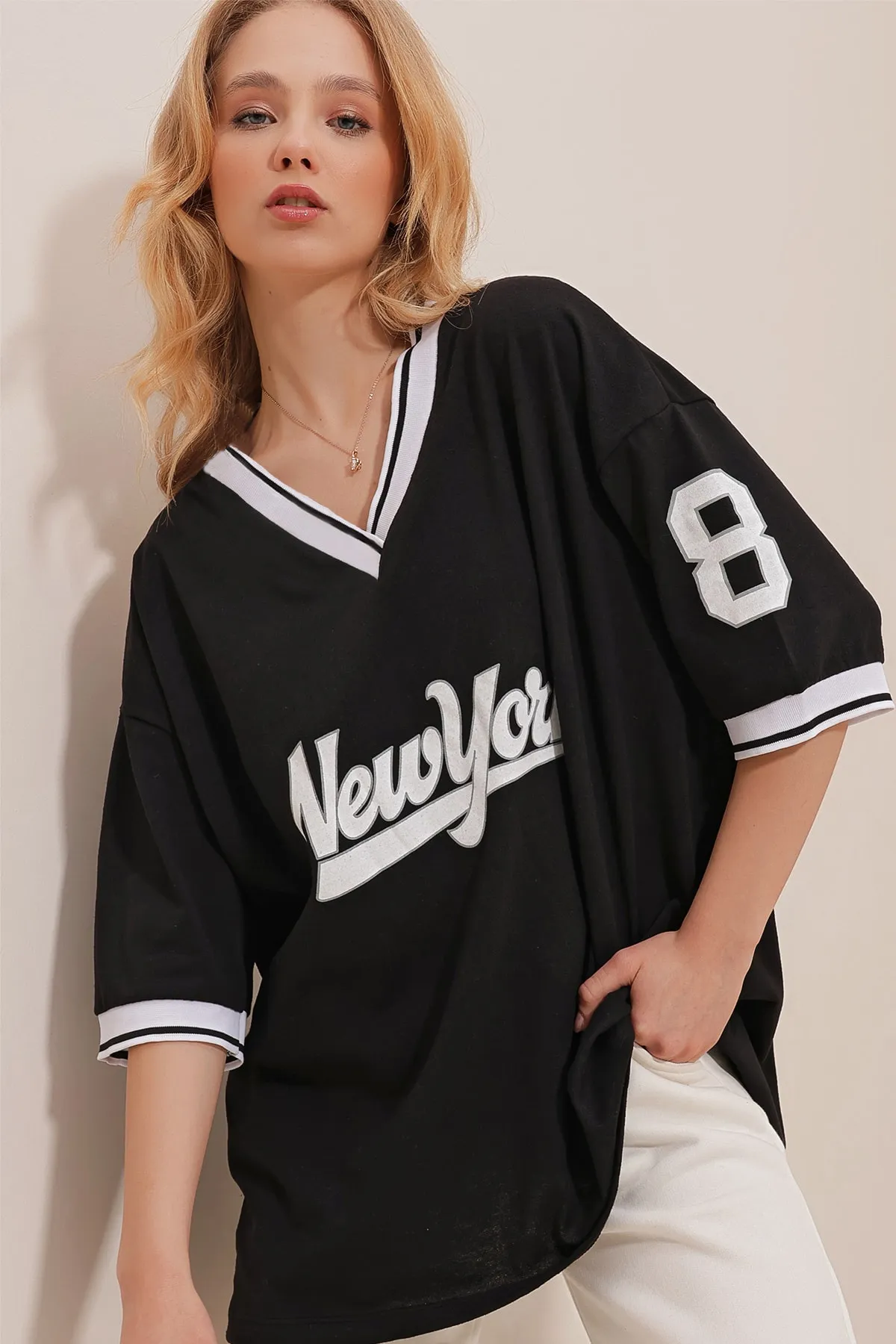 Trend Alaçatı Stili  Schwarzes Oversize-T-Shirt für Damen mit geripptem Kragen und Ärmeln, bedruckter Vorderseite ALC-786-001