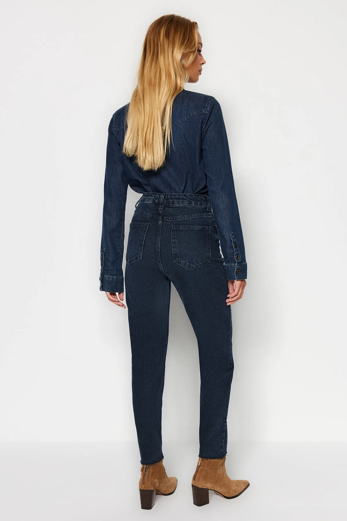 Trendyol Collection  Mitternachtsblaue Slim Mom-Jeans mit hoher Taille TWOSS23JE00094