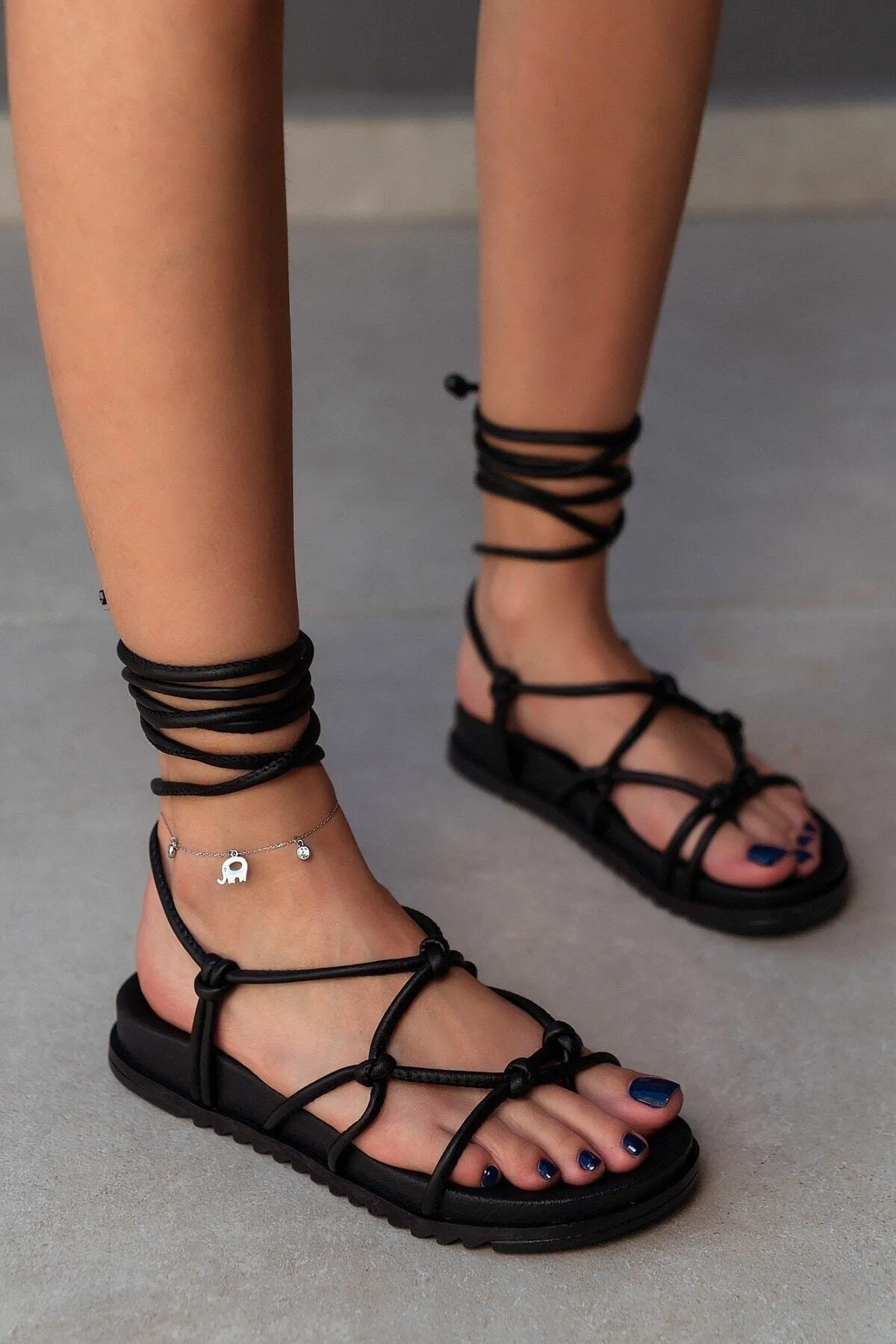NİŞANTAŞI SHOES  Perry schwarze, matte Damensandalen mit Knöchelriemen und flacher Sohle