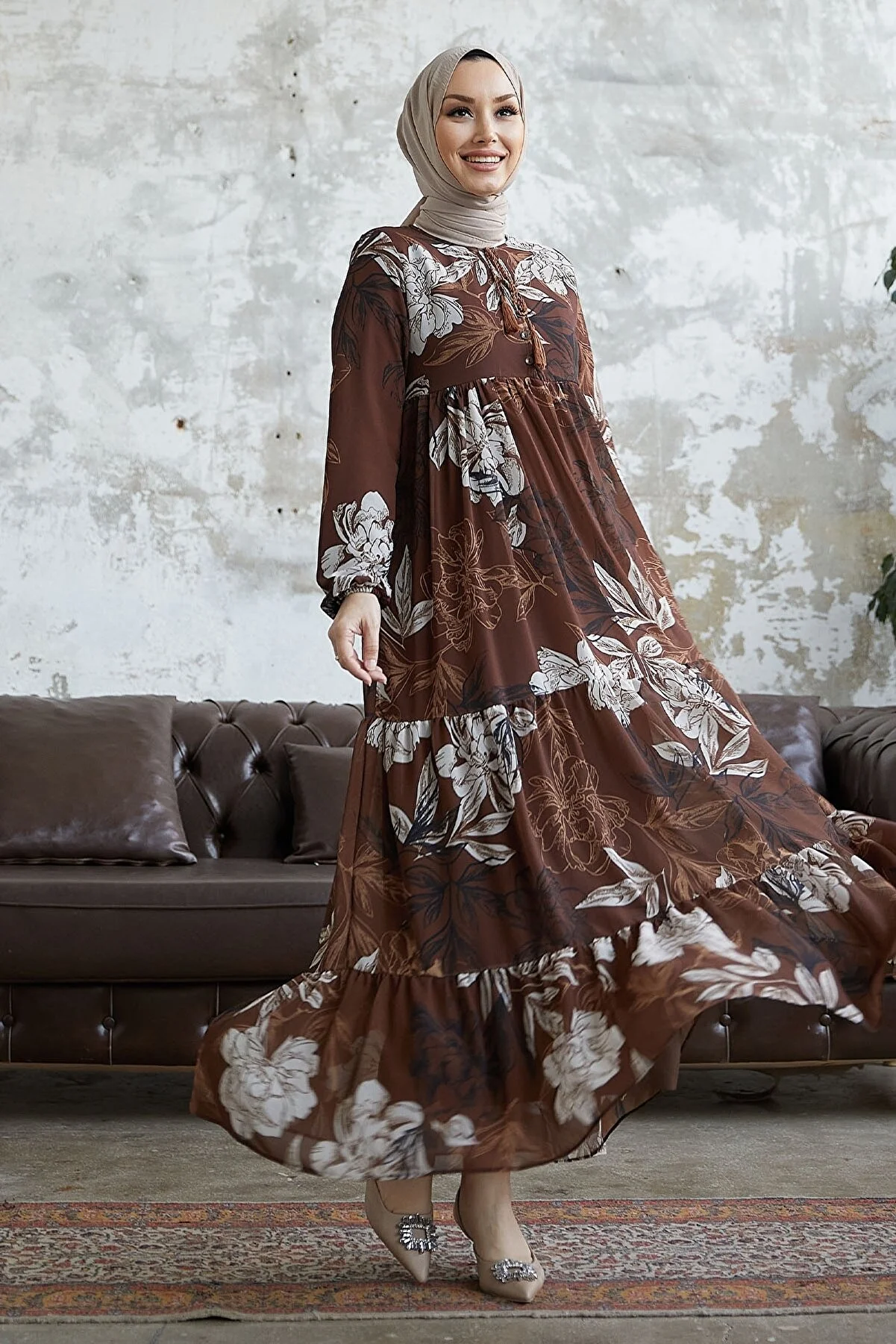 InStyle  Jalya Chiffonkleid mit geknöpftem Kragen und Schnürung – Braun
