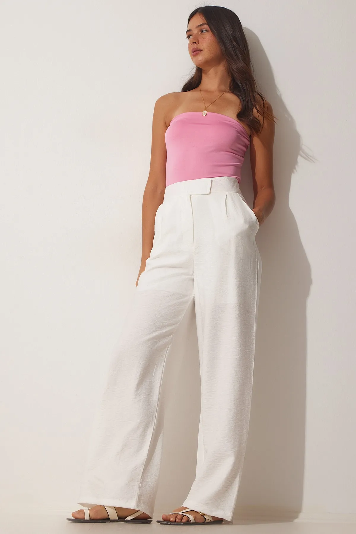 Happiness İstanbul  Weiße, lockere Leinenhose für Damen mit Klettverschluss BV00074