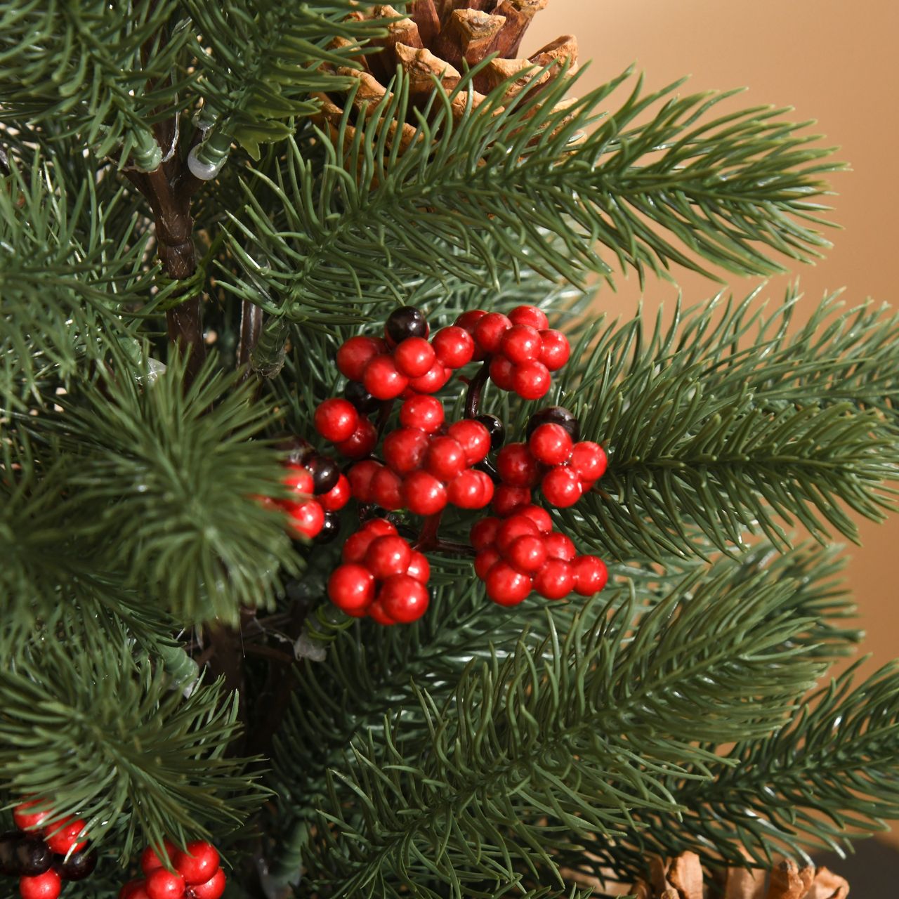 HOMCOM Weihnachtsbaum 50 cm Christbaum mit 4 roten Beeren und 4 Tannenzapfen Kunsttanne 55 Zweige Stabiler und haltbarer Sockel für Tisch und Schreibtisch PE Zement Sackleinen Grün Ø28 x 50 cm