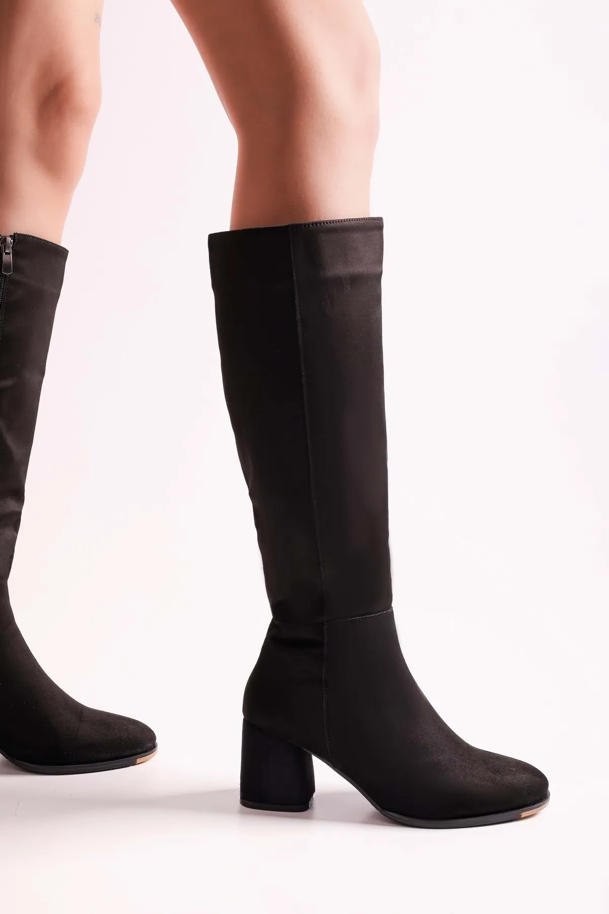 Shoeberry  Damen-Stiefel Kiella aus schwarzem Wildleder mit Absatz. Schwarzes Wildleder