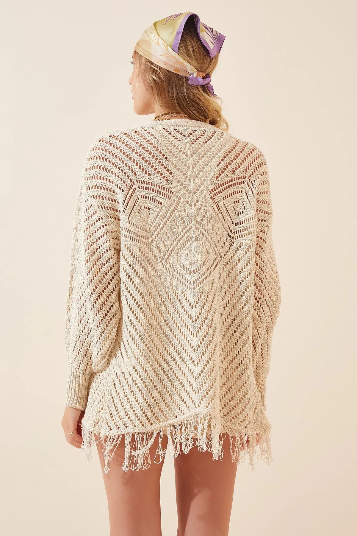 Happiness İstanbul  Cremefarbene Häkel-Strickjacke für den Sommer mit Quasten für Damen MW00033